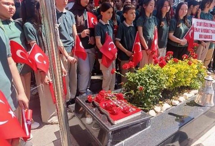 Şehit öğretmen Şenay Aybüke Yalçın, kabri başında anıldı