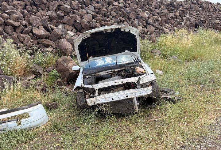Şanlıurfa'da şarampole devrilen otomobilin sürücüsü yaralandı