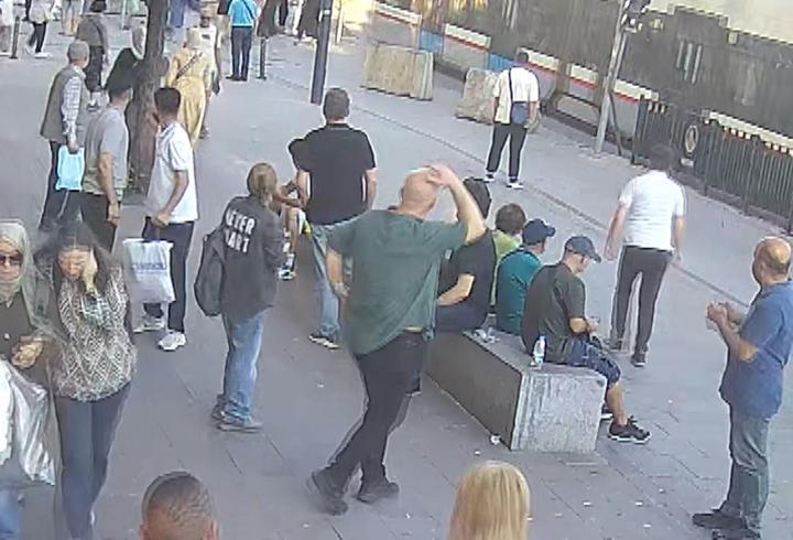 Fatih'te 6 yaşındaki çocuk raylara düşüp tramvayın altında kalarak öldü; panik anları kamerada