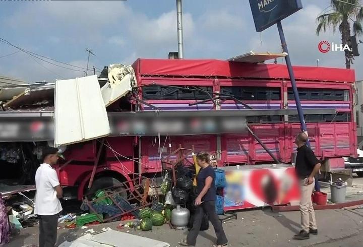 Kontrolden çıkan kamyon bakkala daldı!