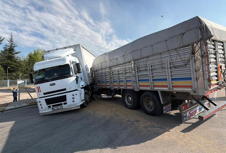 Kavşakta kamyonlar çarpıştı; kabinde sıkışan sürücü kurtarıldı
