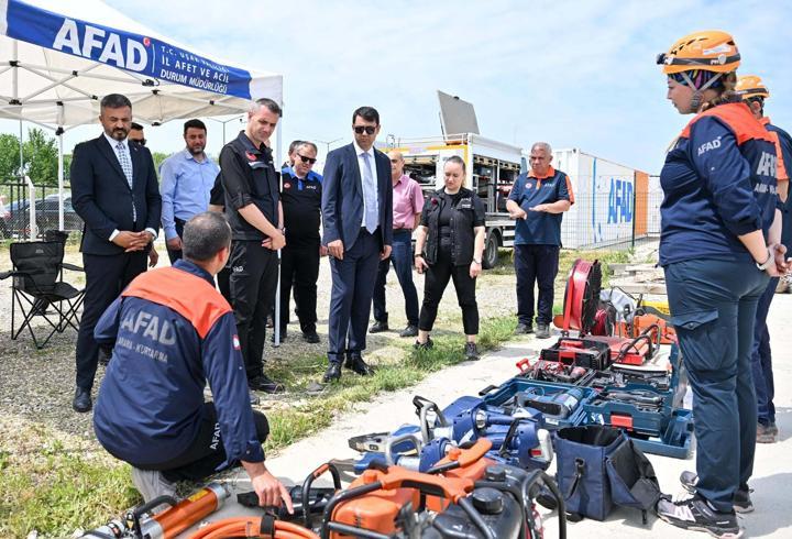 Vali Kartal'dan AFAD'ı ziyaret edip, bilgi aldı