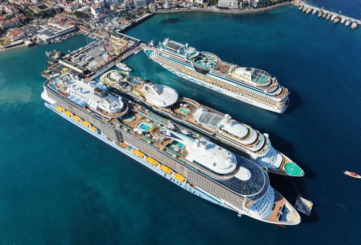 Kuşadası’na 3 kruvaziyer gemisi 10 bin 500 turist getirdi