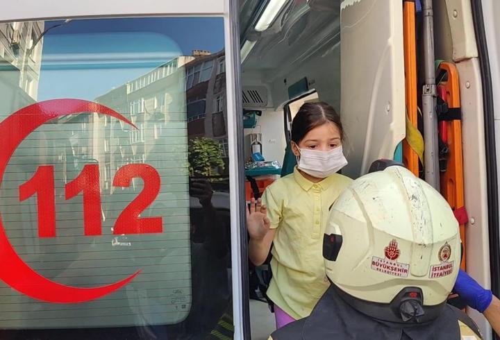 Gaziosmanpaşa'da yangında kurtarıldı; merak ettiği kardeşleriyle ambulansta buluşturuldu