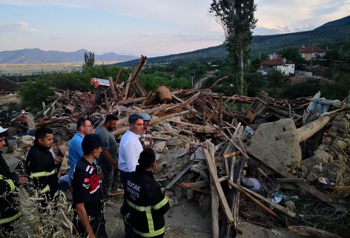 Kerpiç ev çöktü, karı- koca yaralandı
