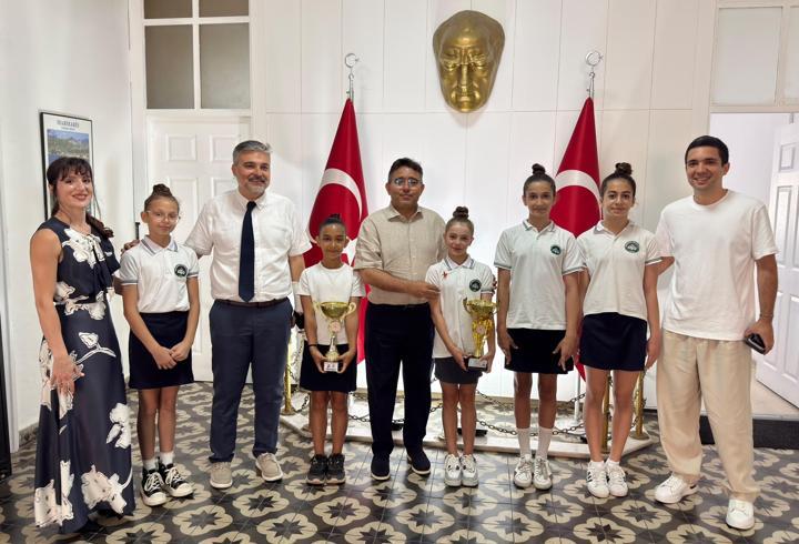 Türkiye şampiyonu jimnastikçilerden Marmaris Kaymakamı Kaya'ya ziyaret