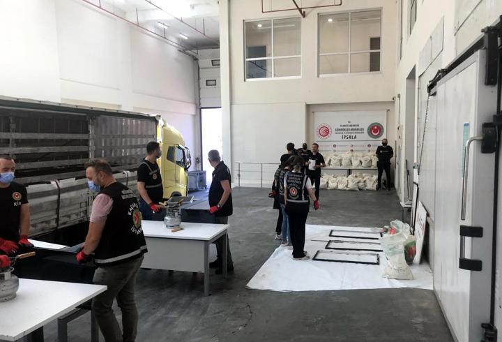 İpsala Sınır Kapısı'na gelen TIR'da 1,5 ton uyuşturucu ele geçirildi