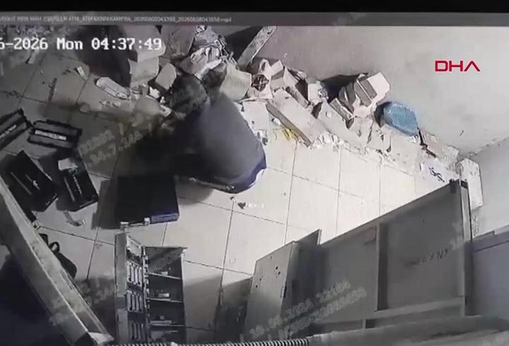 ATM kasasını patlatıp paraları çaldı