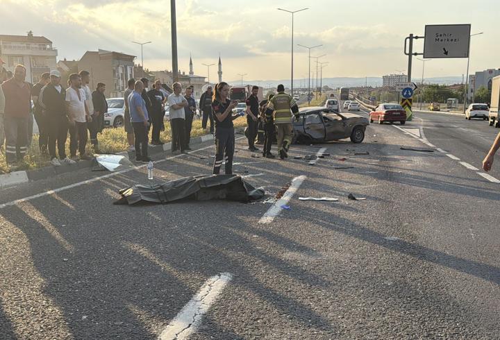 TIR’la çarpışan otomobil takla atıp karşı şeride geçti; 1 ölü, 2 yaralı
