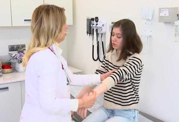 Milyonda bir görülen genetik hastalık teşhisi konulan Fatma Elif: 1 aylık tedaviyle süper hissediyorum