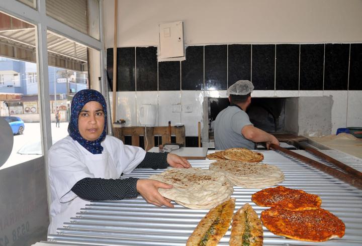 Anne, oğlu için açtığı fırında çalışmaya başladı