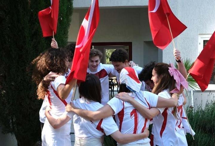 Daha 17'nin Oyuncularından Milli Takıma Dev Destek! Tezahüratlar Dakikalarca Sürdü