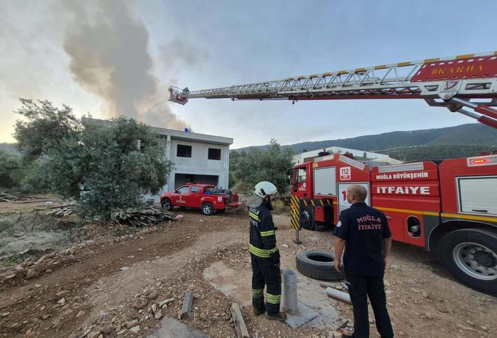 İnşaat halindeki binada çıkan yangında çatı ile su deposu zarar gördü
