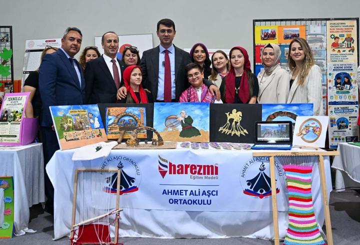 Uşak Valisi Kartal, yıl sonu şenliğine katıldı