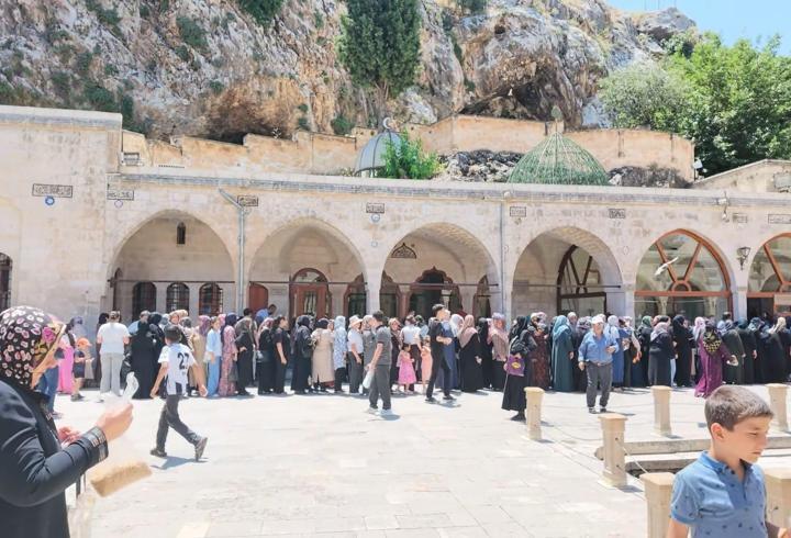 Öğrenciler, LGS öncesi Balıklıgöl'de dua etti