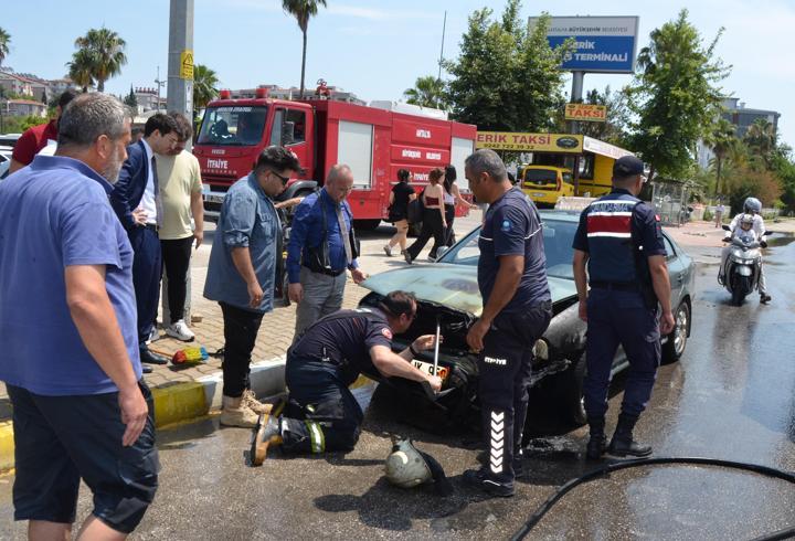 Otomobildeki yangın sulama aracıyla söndürüldü