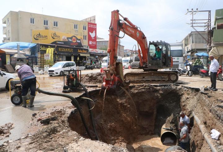 İçme suyu borusu patladı; yol çöktü, ev ve iş yerlerini su bastı