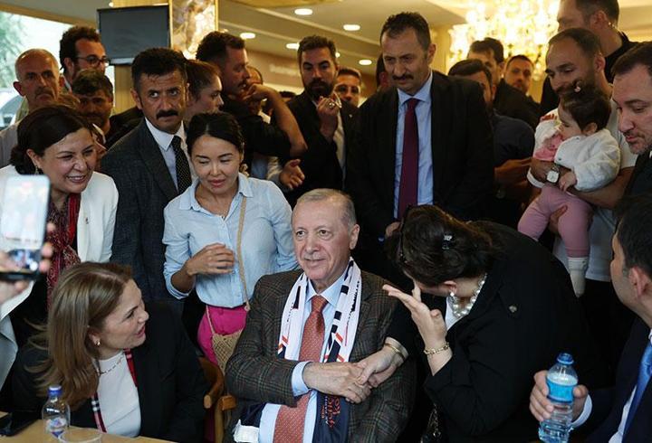 Cumhurbaşkanı Erdoğan Edirne'de vatandaşların taleplerini dinledi, sohbet etti