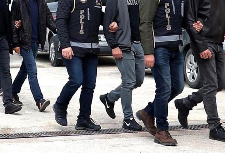 Yargı reformu kapsamında hazırlanan 12'nci Yargı Paketi’nin ilk aşamasında "hızlı yargılama" düzenlemelerinin yer alması planlanıyor. Düzenlemeye göre, yargılamaların makul sürede tamamlanması hedefi doğrultusunda iki duruşma arasındaki süre en fazla 3 ay olacak. Ayrıca e-duruşma uygulamasının kapsamı genişletilecek.
 

Duruşmalar Arası Süre Kısalıyor

Yeni düzenlemeye göre, yargılamaların makul sürede tamamlanması hedefi doğrultusunda iki duruşma arasındaki süre en fazla 3 ay olacak.1
