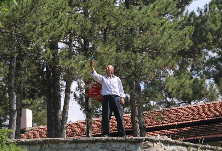 Bu mahallede telefon çekmiyor! 112'yi aramak için başka köye gidiyorlar