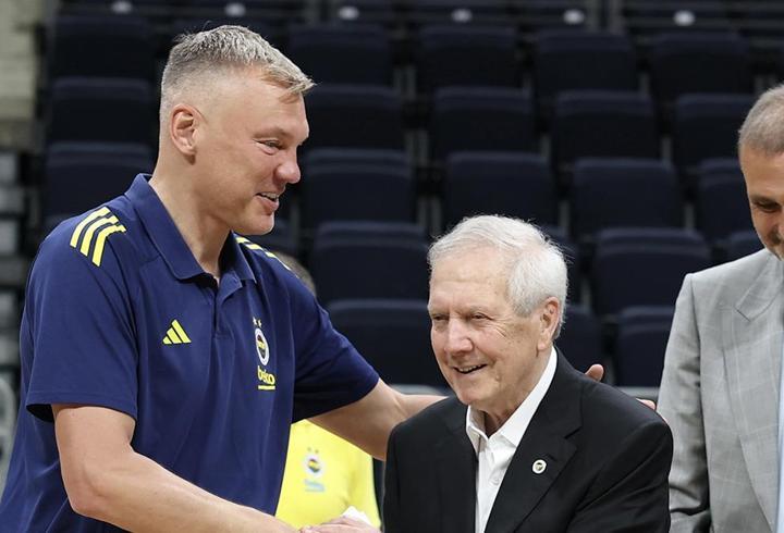 Aziz Yıldırım, final serisi öncesi Fenerbahçe Beko'ya ziyarette bulundu