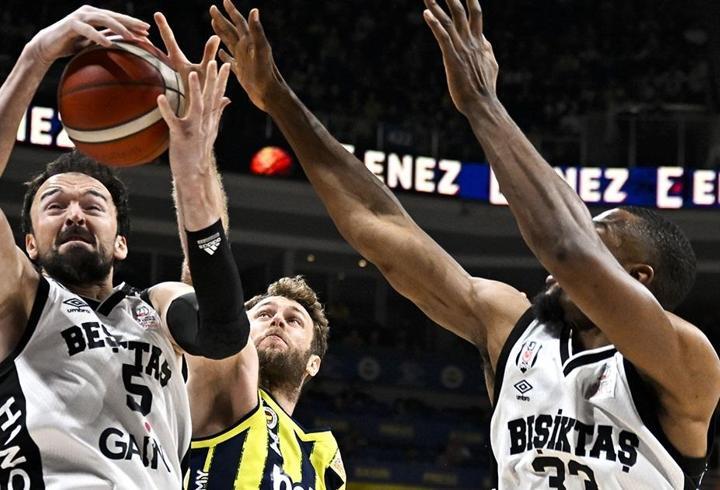 Beşiktaş, Fenerbahçe’ye karşı 1-0 öne geçti