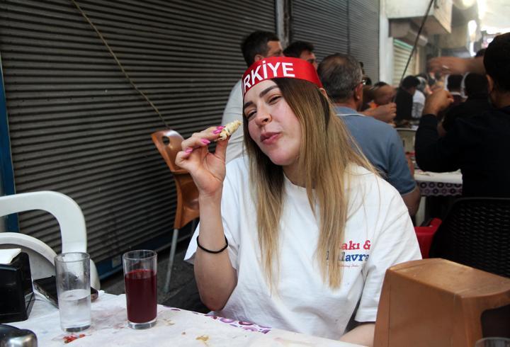 Adanalılar, milli maç heyecanını ciğer kebabıyla yaşadı