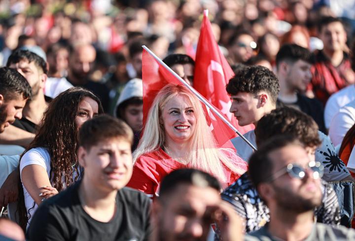 Adana ve çevre illerde A Milli Futbol Takımı'nın maçı dev ekrandan izlendi
