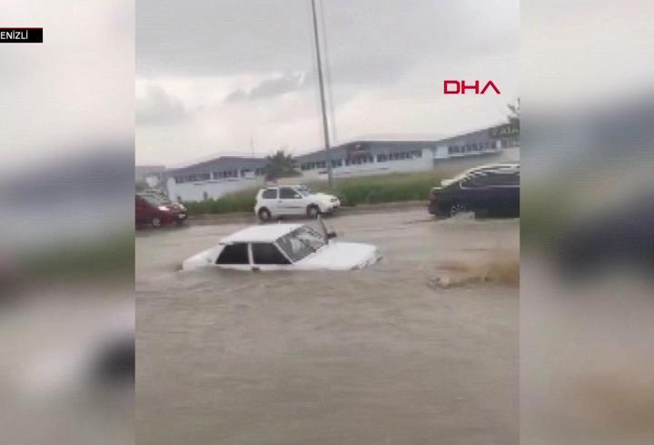 Yağış bir anda hayatı durdurdu: Yollar göl oldu, araçlar mahsur kaldı
