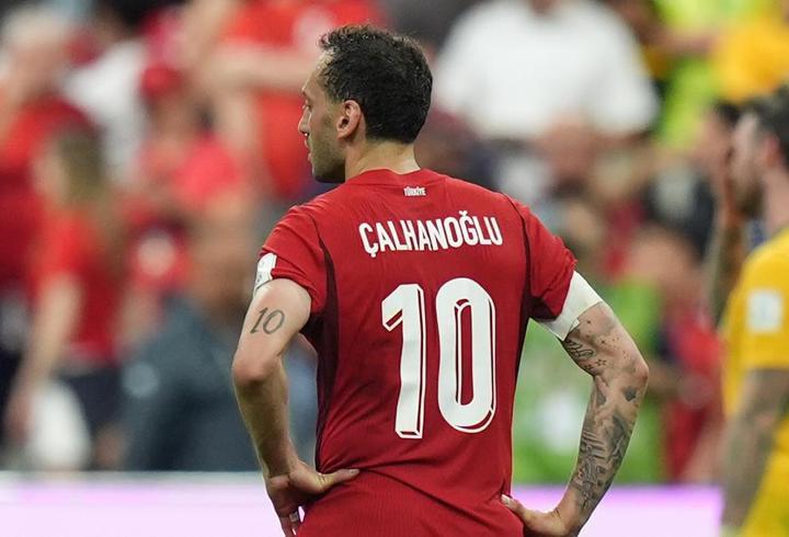 Hakan Çalhanoğlu'ndan dikkat çeken sözler: Bazen tokat yemek...