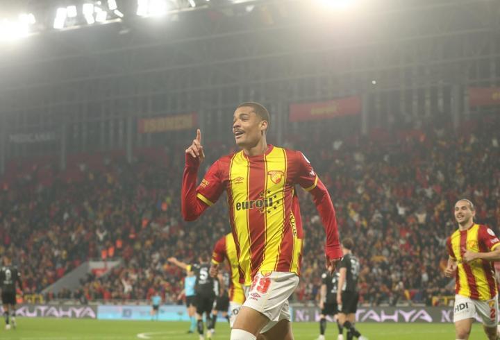 Göztepe'de golcü oyuncu Janderson'a ülkesinden talip çıktı
