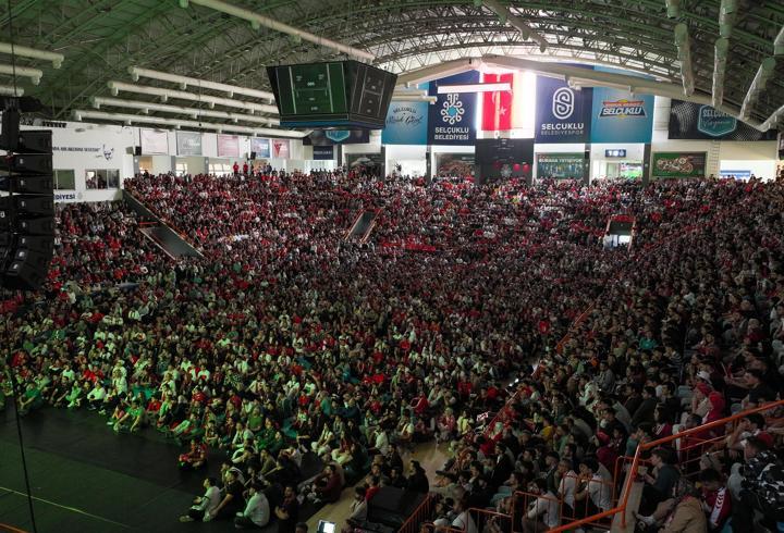 Konya’da milli maç heyecanı, spor salonunda dev ekranda yaşandı