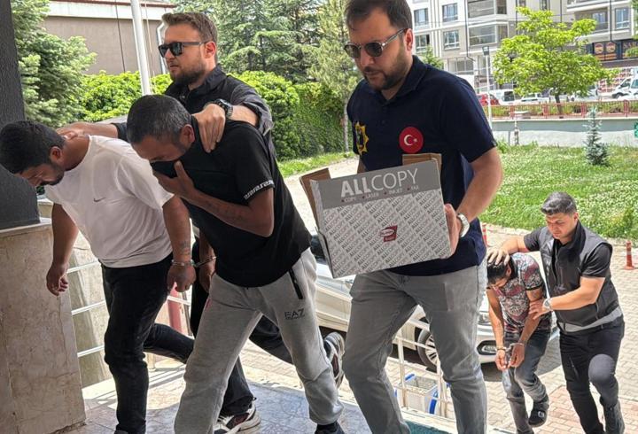 Otomobilin vites körüğünde uyuşturucu sevkiyatı; 2 tutuklama