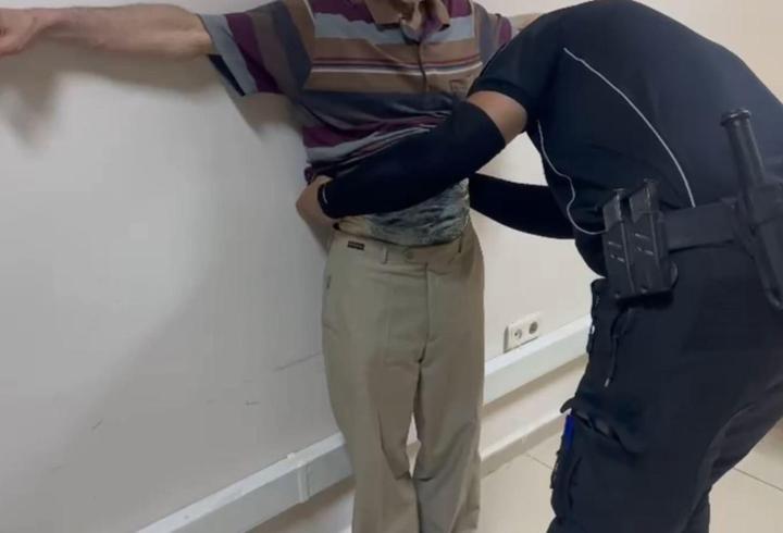 Aranan hükümlü, vücuduna bantladığı esrarla yakalandı