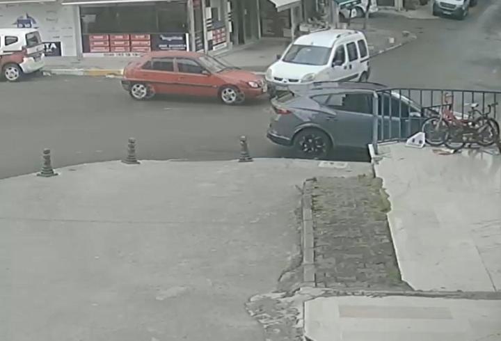Pendik'te hafif ticari araca çarpan otomobil kamerada