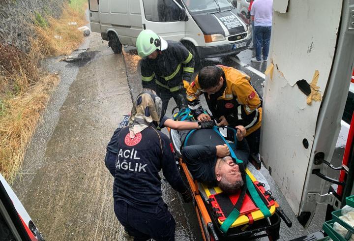 Kazazedelere yardım etmek için duranların minibüsüne otomobil çarptı: 2’si çocuk, 7 yaralı