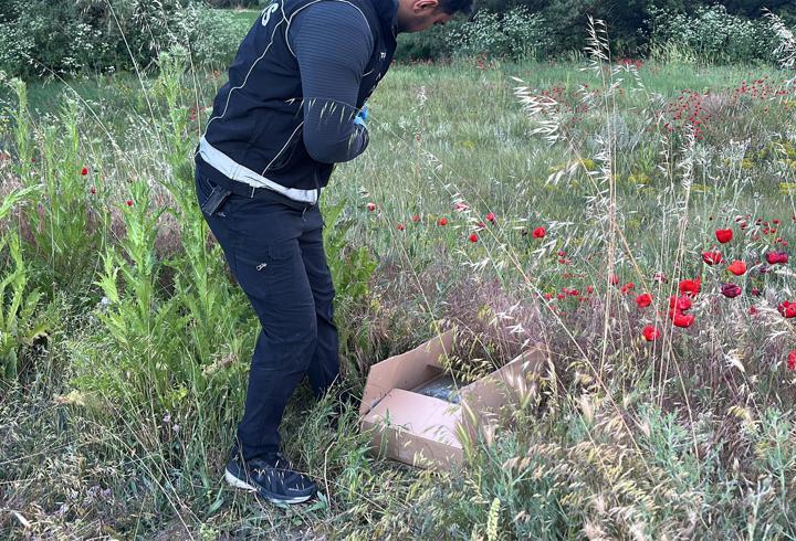 Polisi görünce uyuşturucuyu otların arasına gizlediler