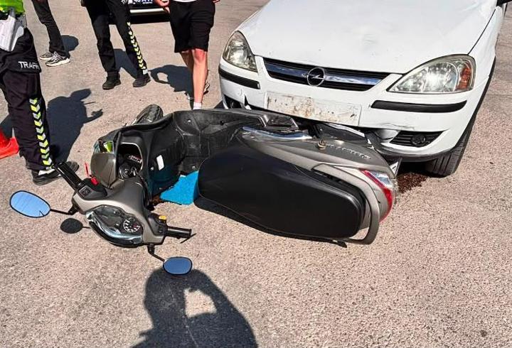 Otomobille çarpışan motosikletteki 2 kişi yaralandı