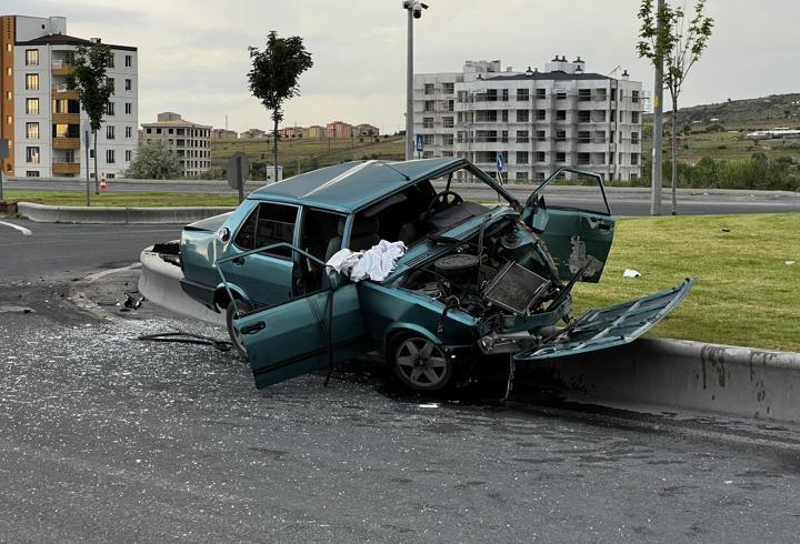 Kayseri’de otomobil refüje çarptı: 4 yaralı