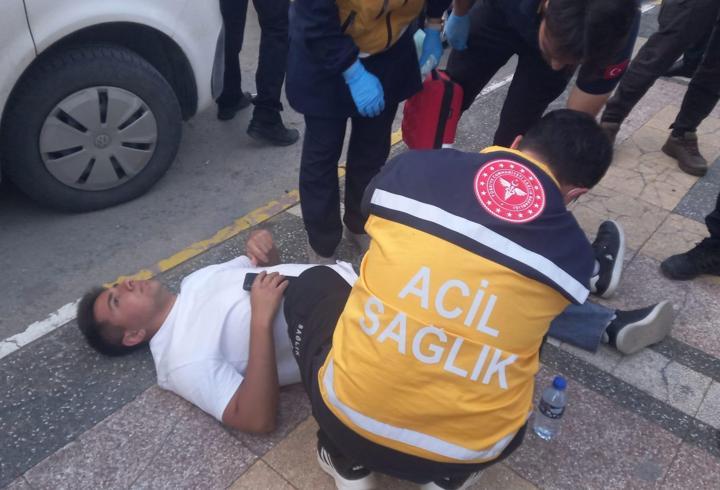 Kaldırımda yürürken, 'Neden yan baktın?' tartışmasında bıçakla yaralandı