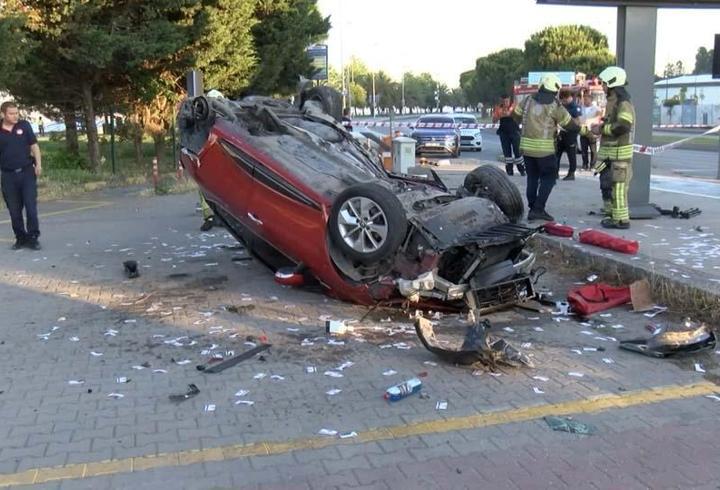 Taklalar atan otomobil yol kenarındaki otoparka uçtu