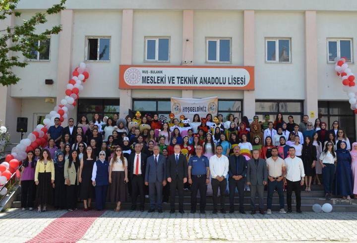 Bulanık Kız Mesleki ve Teknik Anadolu Lisesinde yıl sonu etkinliği yapıldı