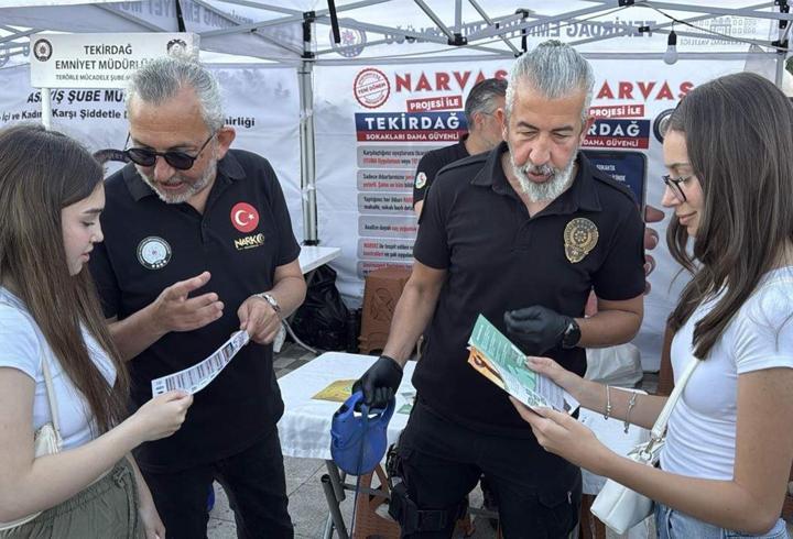 Kiraz Festivali'nde stant kuran polis, vatandaşları uyuşturucuya karşı bilgilendirdi