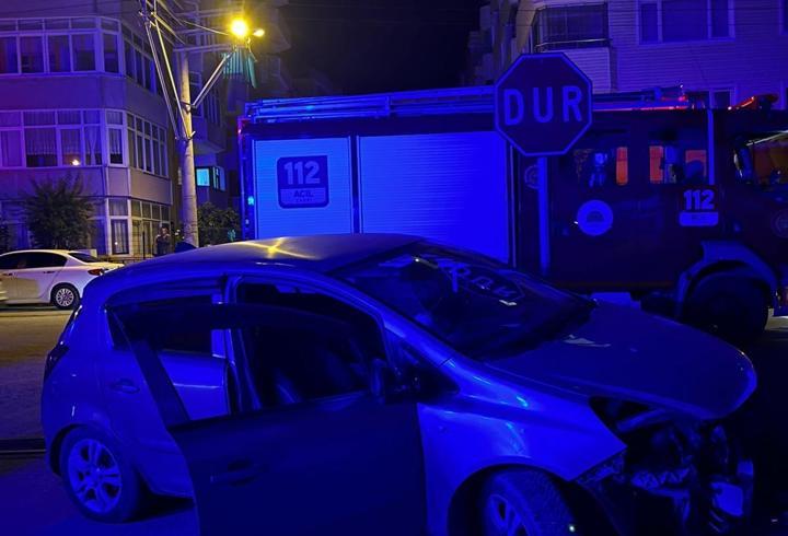 Çınarcık'ta refüje çarpan otomobilde hasar oluştu