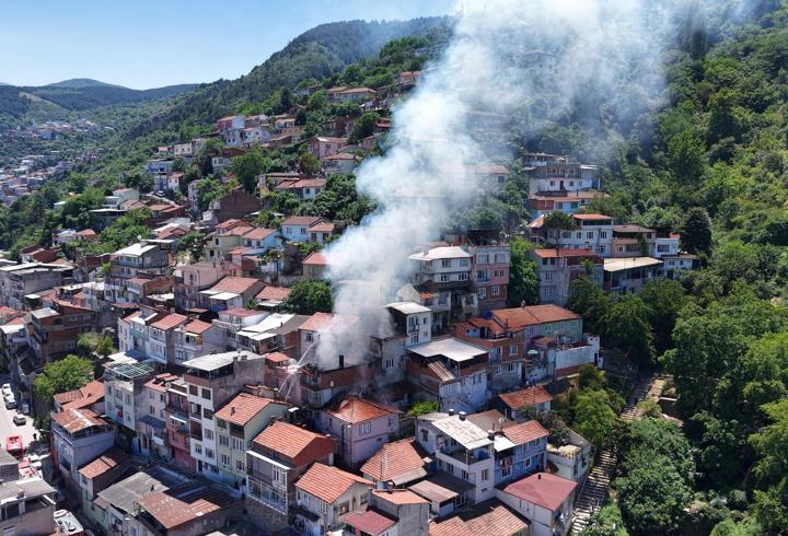 3 katlı evde çıkan yangın yan binaya sıçradı; depremde kolunu, yangında evini kaybetti