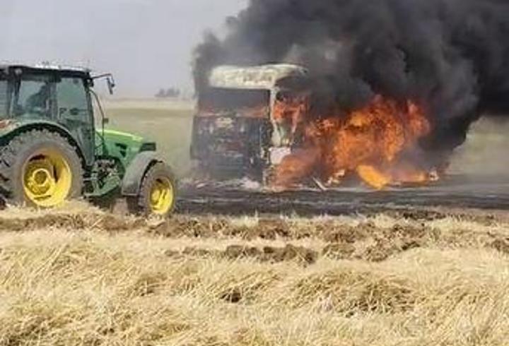 Anız yangınında alevler TIR’a sıçradı; o anlar kamerada