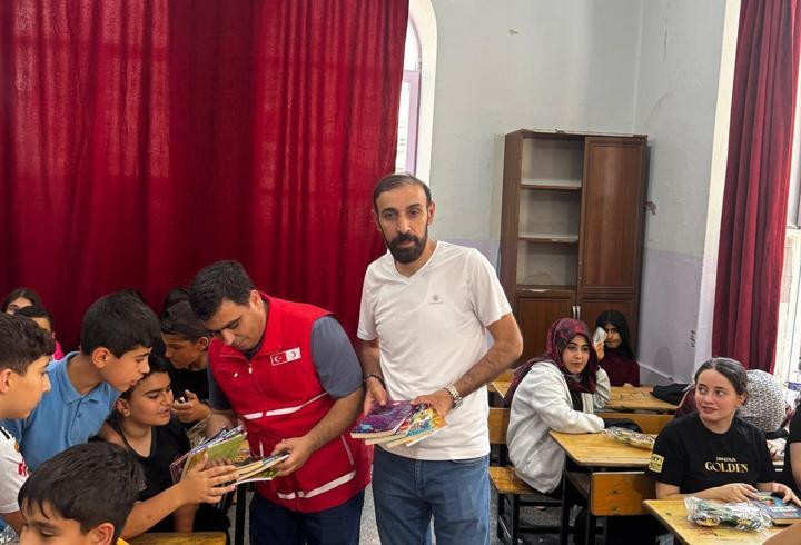 Diyarbakır'da öğrencilere kitap ve çocuk kiti hediye edildi