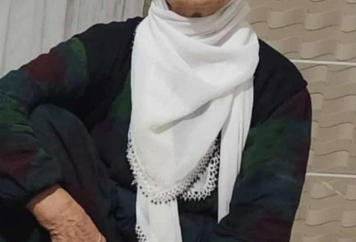 Evinin balkonundayken düğünde açılan ateşte göğsünden vurulan kadın öldü