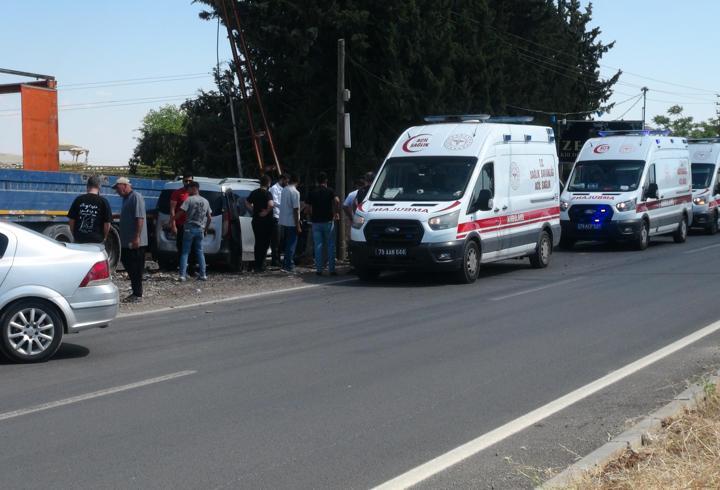 Hafif ticari araç direğe çarptı; 1 yaralı