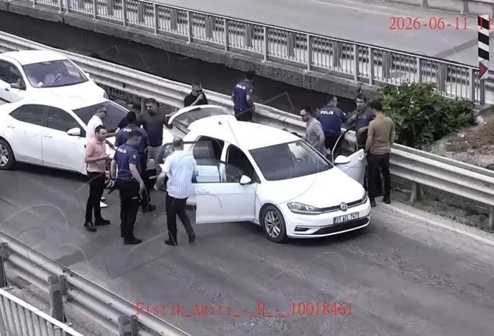 Cezaevi önünde 2 kişiyi yaralayıp, otomobil gasbeden şüphelilerin yakalanma anı kamerada